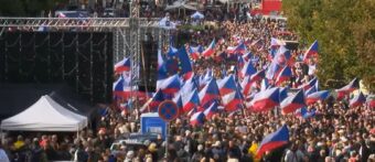 ČESI MASOVNO IZAŠLI NA ULICE ŠIROM ZEMLJE PROTESTUJU PROTIV SANKCIJA RUSIJI, ZAHTEVAJU VOJNU NEUTRALNOST I IZLAZAK IZ NATO I EU!  (VIDEO)