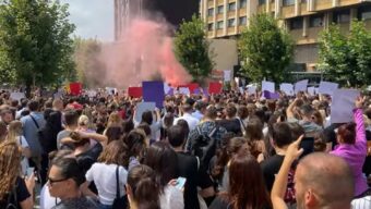 HAOS I NEREDI U PRIŠTINI! Hiljade okupljenih na protestu traže osvetu zbog silovanja devojčice (VIDEO)