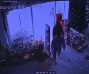 JEZIVO: Devojka došla u kinesku prodavnicu da zameni robu, a dobila batine?! (VIDEO, FOTO)