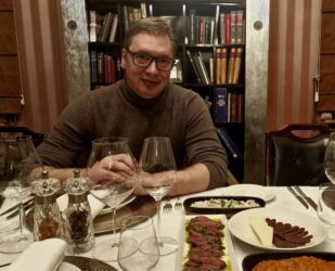 PREDSEDNIK VUČIĆ ODUŠEVIO OBJAVOM NA INSTAGRAMU: Evo koji naš specijalitet je probao u restoranu!