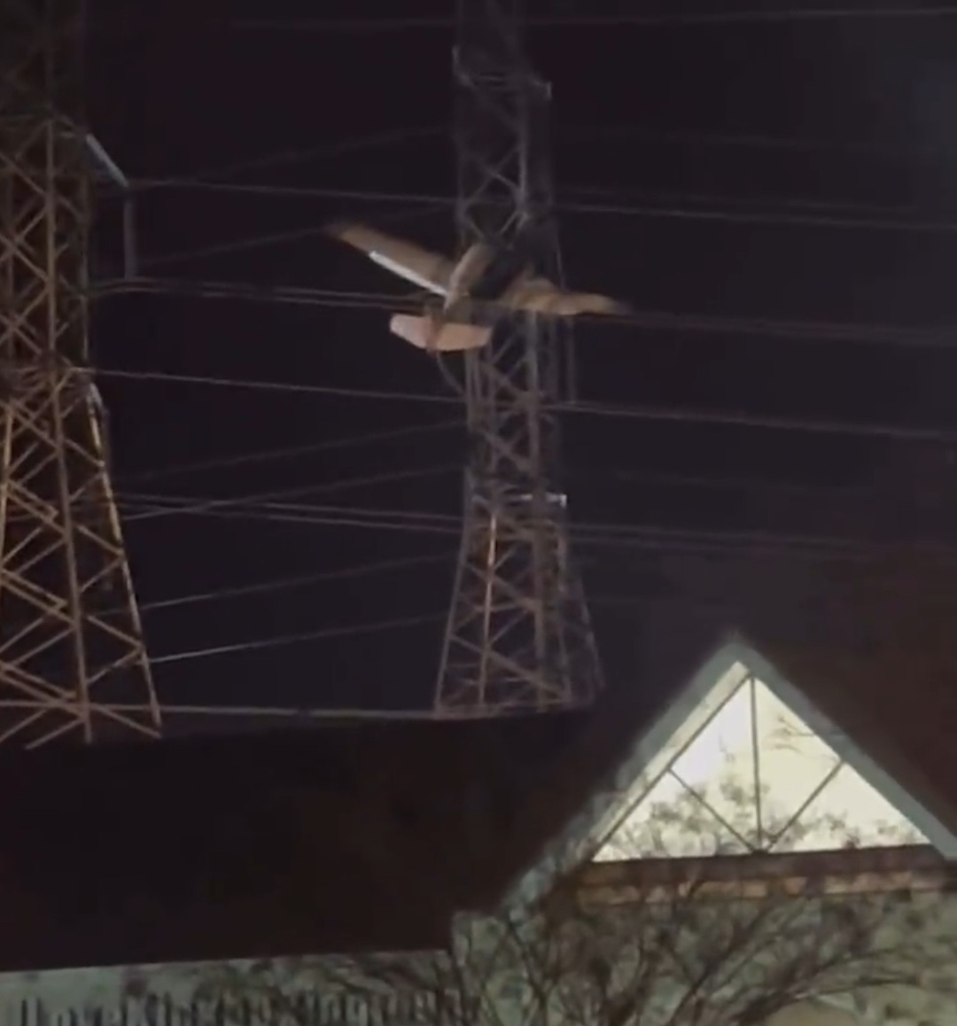 Avion pao na dalekovod