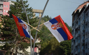 “OVO JE SRBIJA”! Širom KiM se vijore trobojke! U Kosovskoj Mitrovici Srbi slave, čuju se i trubači (FOTO)