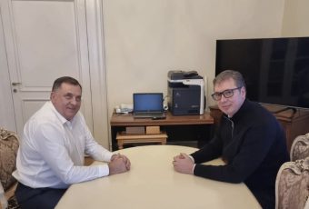 “NA STOLU NEMA NIČEGA, SAV PODVARAK SMO POJELI” Vučić objavio fotografiju nakon sastanka sa Dodikom (FOTO)