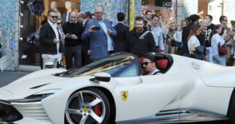 Haos na ulici: Zlatan Ibrahimović se u društvu supruge provozao svojim Ferrarijem