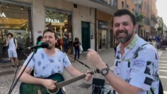 Amel Ćurić i italijanski ulični pjevač zapjevali na našem jeziku: Volimo Sarajevo (VIDEO)