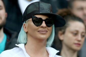 “ZATVORITE ŠKOLU, PIŠITE O MALIM HEROJIMA” Jelena Karleuša poslala APEL, RIJEČI PARAJU SRCA