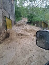 Bujični potoci napravili haos u Nahorevu: Ovdje više niko nije siguran, a niko se ne oglašava da nam pomogne (VIDEO)