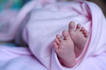 U Velikoj Britaniji rođena prva beba od tri roditelja