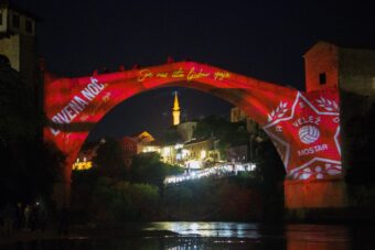 Mostarski Stari most sinoć bio u bojama Veleža “SVE NAS ISTA LJUBAV SPAJA”
