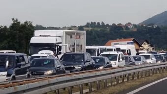 KILOMETARSKE KOLONE Potpuno obustavljen saobraćaj na autoputu nakon stravične nesreće u Tičićima