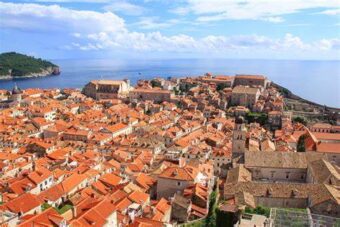 Grad Dubrovnik krenuo u obračun sa bukom: Turisti više ne smiju vući kofere po starom gradu!