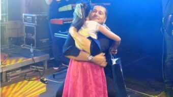 Aco Pejović prije deset godina spasio život djevojčici Almiri: Sada ga je ona iznenadila na koncertu u Vitezu(VIDEO)