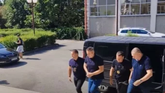 LISICE NA RUKAMA I POGNUTA GLAVA Pogledajte snimak dolaska Veselina Veljovića na saslušanje u SPO (VIDEO)