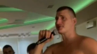 Nikola Jokić se nag do pojasa uhvatio mikrofona: Pogledajte kako pjeva as NBA lige (VIDEO)