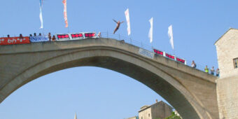 MOSTAR PONOVO U CENTRU PAŽNJE Sve spremno za tradicionalne, 457. skokove sa Starog mosta