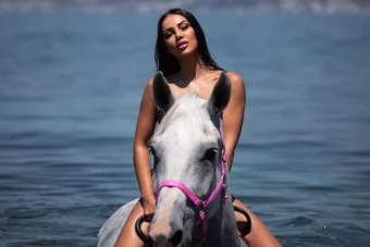 Žanamari predstavila novu pjesmu pozirajući na konju u bikiniju: Zauvijek neuhvatljiva