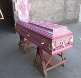 MORBIDNO! Film “Barbi” inspirisao pogrebna preduzeća širom svijeta: Ružičasti kovčezi za POSLJEDNJI ODMOR kao nova trend opcija!