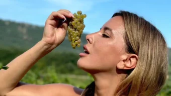 Nives Celzijus uputila se u berbu grožđa, fanovi joj poručili: ‘Ti si kao vino, što starija to bolja!’