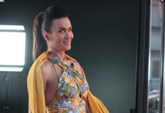 Voditeljica Vanja Semić u lepršavoj haljini pokazala tetovažu