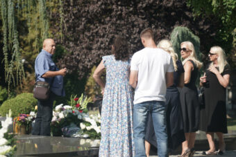 GOCA LIJE SUZE Porodica izašla na Šabanov grob na njegov rođendan, bol i dalje ne prolazi! (FOTO)