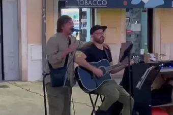 Alen Islamović zapjevao s uličnim sviračem u Rovinju, iznenađeni prolaznici uživali u nastupu
