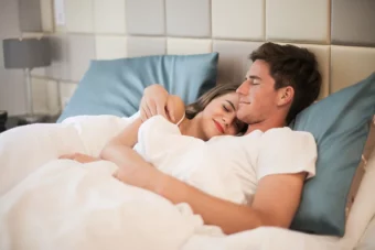 Ljudi tvrde da im “skandinavska metoda spavanja” spašava brakove i veze: Nema više svađe u krevetu