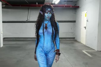 ČITAVA SRBIJA BRUJI O NJOJ! Pjevačica zaintrigirala kostimom za “Noć vještica”: Za zabavu se prerušila u lik iz filma “Avatar”