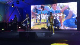 Laka ŠOKIRAO fanove u Sarajevu: Na koncert se moglo ući jedino uz OVAJ PREDMET, UMJESTO PAPIRNE KARTE (FOTO I VIDEO)