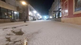 STIŽE NAM ZIMA! Na Bjelašnici pale zaista male količine sniježnih pahulja, a u jednom gradu u Hercegovini PADAO LED!
