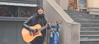 Tajvanac Steve Lin ponovo svira na ulicama Sarajeva: Ovako zvuči hit “Crvene jabuke” u njegovoj verziji