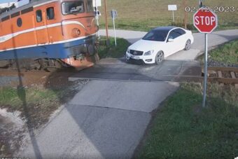 VOZAČA NEPAŽNJA ZAMALO KOŠTALA ŽIVOTA: Automobilom izašao na prugu, TRAGEDIJA izbjegnuta u sekundama!