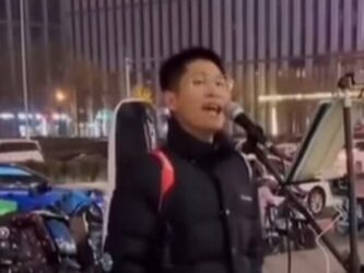 PJESMA SLAVNOG PJEVAČA: Kinez pjevao veliki hit Tošeta Proeskog (VIDEO)