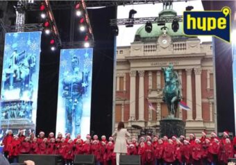 Božićna čarolija na Trgu Republike: Dječija radost u Beogradu – hor Čarolija pjevao za najmlađe