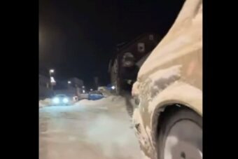 Šokantan snimak! Čovjek zakačen za auto bez kacige skijao po ulici (VIDEO)