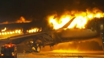 Pogledajte kako se na pisti u Tokiju zapalio putnički avion pun putnika (VIDEO)
