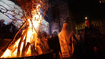 Veliki broj vjernika prisustvovao paljenju badnjaka ispred Stare pravoslavne crkve u Sarajevu