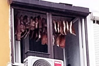 Neobičan prizor u centru Banjaluke: Suši meso u stanu!