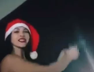 ŠOKANTNO! Tina Ivanović obučena kao Baba Mrazica sa terase puca iz pištolja!
