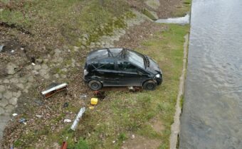 Nesreća u Sarajevu: Automobilom probio ogradu na Mostu Suade i Olge i sletio u korito Miljacke