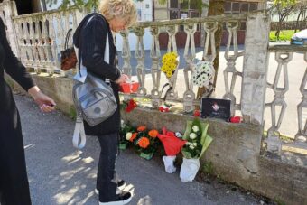 NAKON NAPADA U MOSKVI: Ispred Ruske ambasade u Sarajevu građani položili cvijeće i zapalili svijeće