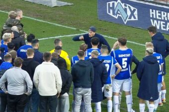 Nezapamćene scene u Bundesligi: Vođa navijača postrojio igrače i očitao im lekciju