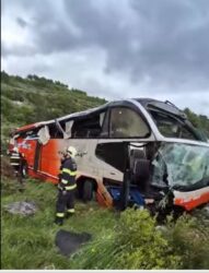 SAOBRAĆAJNA NESREĆA NA JADRANSKOJ MAGISTRALI Autobus sletio u provaliju kod Makarske (VIDEO)