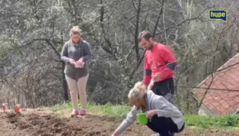 ŽIVOT SA DVIJE ŽENE Ko sadi ne boji se gladi: Fatima sretna pjeva! “NAŠA POLJA POVRĆEM OBASJANA” (VIDEO)