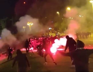 Eskalacija nasilja nakon derbija Hajduk – Dinamo: Na policajce letjelo kamenje, boce, bengalke… ISPALJEN I SUZAVAC