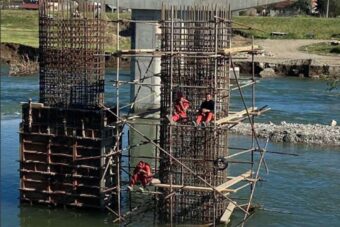 Vatrogasci spasili radnike koji su gradili most u Banjaluci (FOTO)