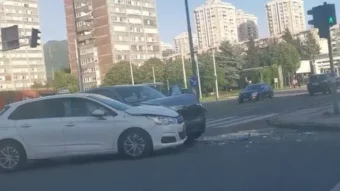 Krš i lom u Sarajevu: Sudar dva automobila, dijelovi vozila rasuti po cesti