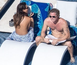 Brad Pitt uživa u ljubavi s 30 godina mlađom djevojkom: Par snimljen kako zagrljeni šeta plažom