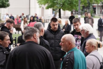 Haos na suđenju za masakr kod Mladenovca: Roditelji žrtava napali ubicu Blažića