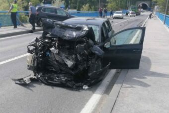 DRAMA U JAJCU! Ukrao automobil u kojem je bila žena, a onda se zabio u drugo vozilo (FOTO)