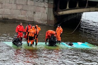 Putnički autobus pao sa mosta u rijeku: Ima i poginulih (VIDEO)